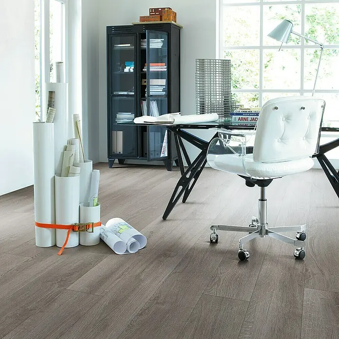 Parador Laminatmuster Basic 400 Eiche lichtgrau - 200 x 194 x 8 mm, Landhausdiele - Büro mit modernem Schreibtisch und Stuhl. Das moderne Design umfasst auch Laminatboden.