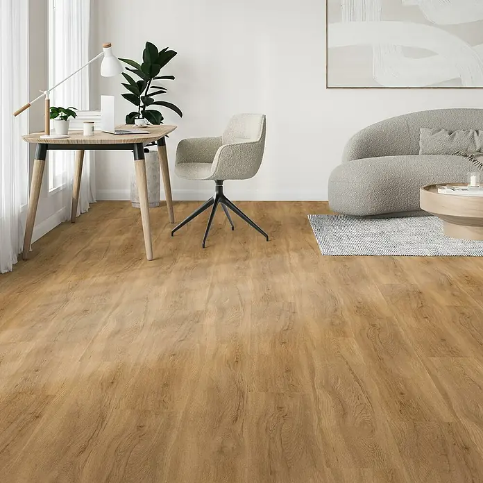 Parador Vinylboden Basic 30 - Eiche Sierra Natur, Landhausdiele, 1.207 x 216 x 9,4 mm - Ein heller Raum mit einem Schreibtisch, Stuhl, Sofa und einem hellen Holzfußboden. Schöner Bodenbelag für ein modernes Zuhause.