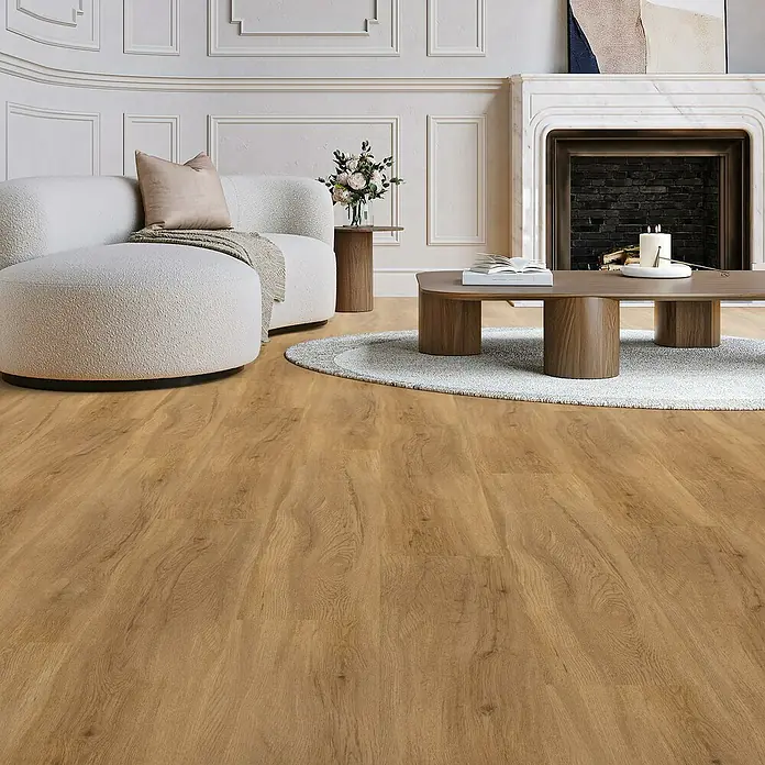 Parador Vinylboden Basic 30 - Eiche Sierra Natur, Landhausdiele, 1.207 x 216 x 9,4 mm - Helles Wohnzimmer mit einem modernen Sofa, einem Couchtisch und einem hellen Holzfußboden, der Wärme und Eleganz ausstrahlt.