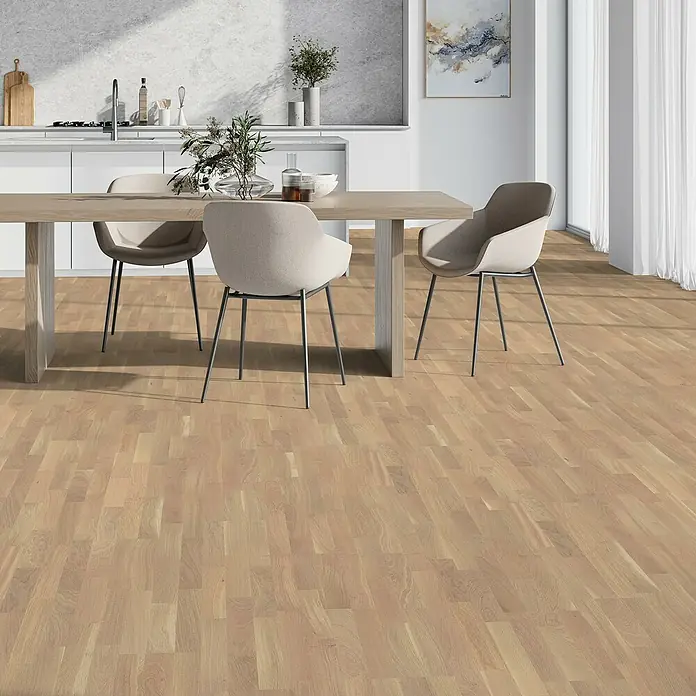 Parador Parkett Basic 11.5 - Eiche weiß matt lackiert I, Schiffsboden, 2.200 x 185 x 11,5 mm - Heller Holzfußboden mit Esstisch und Stühlen. Die natürliche Holzmaserung bringt Wärme in den Raum und ergänzt die moderne Einrichtung.