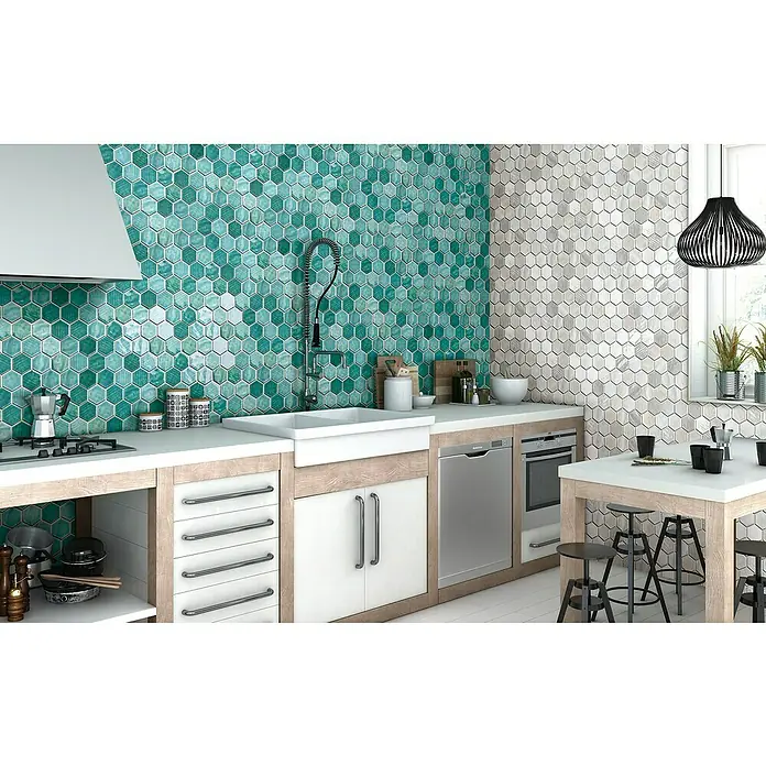 Mosaikfliese Hexagon CG SAN5 - Grün, Glänzend, L x B x S: 25,3 cm x 29,3 cm x 7 mm - Kücheninterieur mit farbenfrohen sechseckigen Wandfliesen.