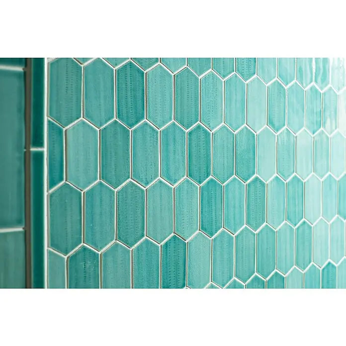 Mosaikfliese Hexagon CG CH475 - Grün, Glänzend, 25,3 cm x 29,3 cm x 75 mm - Nahaufnahme von türkisfarbenen, länglichen Sechseckfliesen, die ein elegantes und modernes Muster bilden.