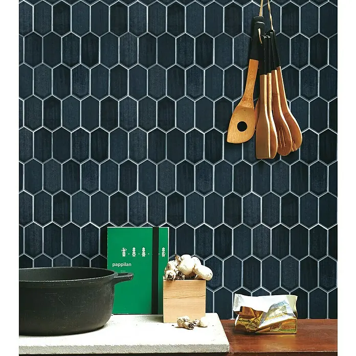 Mosaikfliese Hexagon CG CH479 - Schwarz, Glänzend, 25,3 cm x 29,3 cm x 75 mm - Ein auffälliges Bild mit länglichen, sechseckigen Mosaikfliesen in dunklen Tönen und Küchenutensilien, die eine moderne Küchenatmosphäre schaffen.