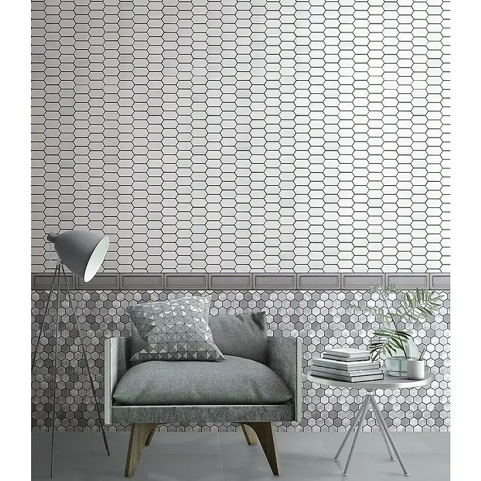 Mosaikfliese Hexagon CG CH471 - Weiß, Glänzend, 25,3 cm x 29,3 cm x 75 mm - Wandgestaltung mit Sechseckfliesen in Weiß und Grau, kombiniert mit einem modernen Sessel und Beistelltisch für ein stilvolles Interieur.