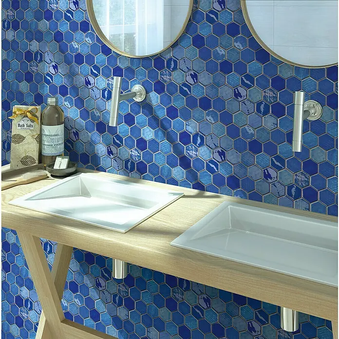 Mosaikfliese Hexagon CG SAN7 - Blau, Glänzend, L x B x S: 25,3 cm x 29,3 cm x 7 mm - Bad mit blauen Hexagon-Fliesen.