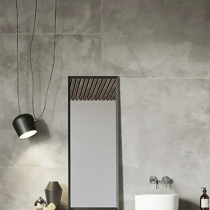 Queens Feinsteinzeugfliese - 119,8 x 119,8 cm, Weiß, Matt - Elegantes Badezimmer-Interieur mit einem modernen Spiegel mit Holzdetails, einer stilvollen Hängelampe und einer minimalistischen Waschtischarmatur.