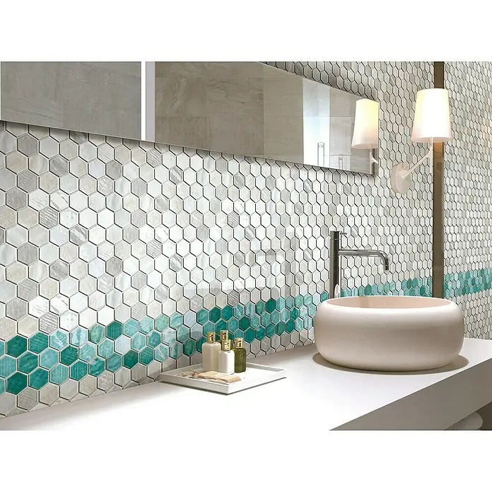 Mosaikfliese Hexagon CG SAN5 - Grün, Glänzend, L x B x S: 25,3 cm x 29,3 cm x 7 mm - Elegantes Badezimmerdesign mit sechseckigen Wandfliesen in Weiß-, Grau- und Türkistönen. Der Waschtisch mit Aufsatzbecken und die Wandleuchten runden das Bild ab.