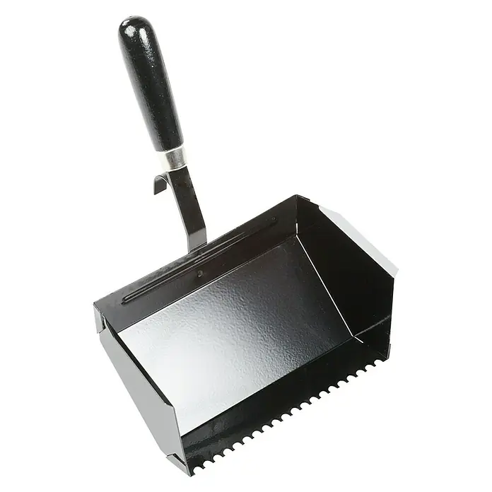 Ytong Llana dentada - Dentado: 15 cm, Metal - En la imagen se muestra un recogedor con mango negro. Una herramienta práctica para la limpieza y la eliminación de polvo en el hogar o taller.