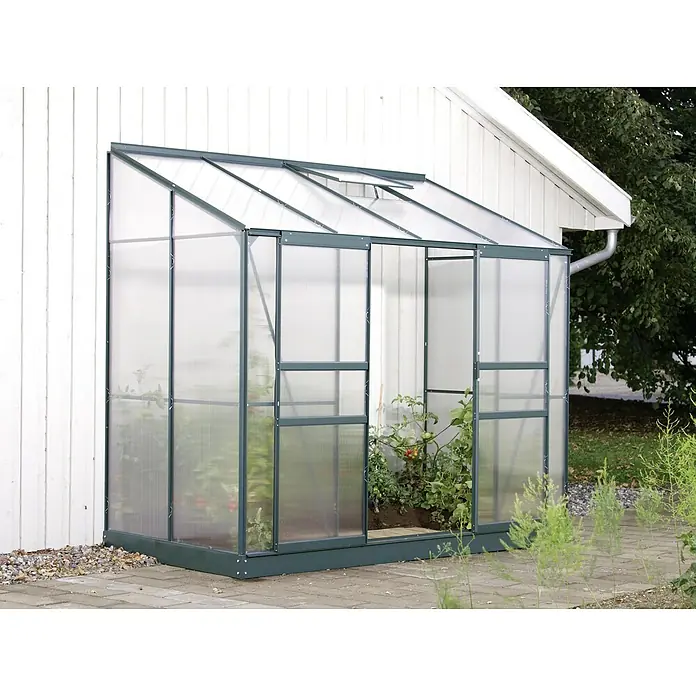 Vitavia Gewächshaus Styx 3300 - Außenmaß inkl. Dachüberstand (B x T): 255 x 132 cm, 4 mm, Smaragd - Abgebildetes Anlehngewächshaus in Grün mit Pflanzen. Ideal für den Garten, um Gemüse anzubauen oder Pflanzen zu ziehen.