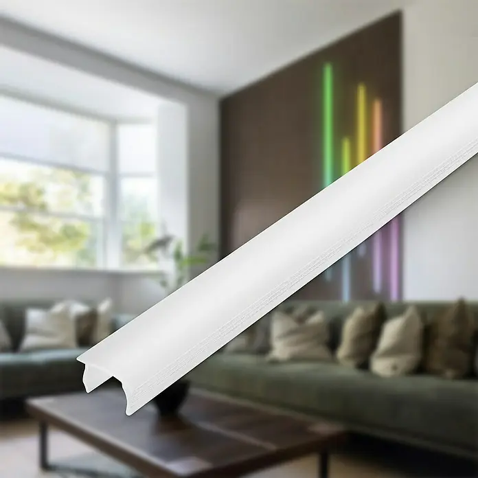 Briloner Perfil difusor 14-15mm - 1.300 x 14 mm, Blanco - Primer plano de un perfil LED blanco, mostrando su diseño, con una sala de estar moderna al fondo.