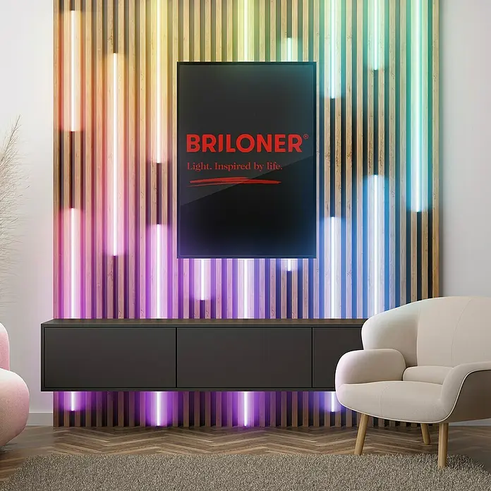 Briloner Set de ampliación tira LED - 2,6 m, 3.000 K - Idea de diseño de habitación con un mueble de TV e iluminación de acento. El logotipo de la marca BRILONER destaca. Diseño moderno.