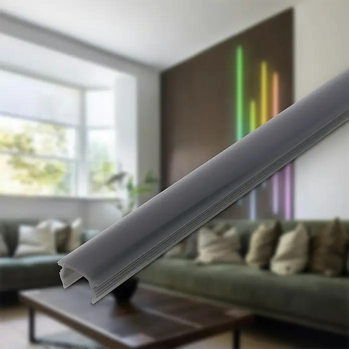 Briloner Perfil difusor 14-15mm - 1.300 x 14 mm, Negro - Primer plano de un perfil LED gris en un interior. El perfil está diseñado para tiras LED, ofreciendo soluciones de iluminación indirecta.