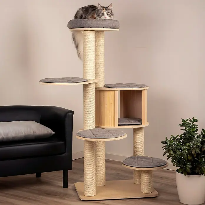 Dobar Kratzbaum Ella - 60 x 48 x 133 cm - Das Katzenmöbelstück bietet mehrere Ebenen und eine gemütliche Höhle, ideal für Katzen zum Spielen und Ausruhen, mit einer Katze auf der obersten Ebene.