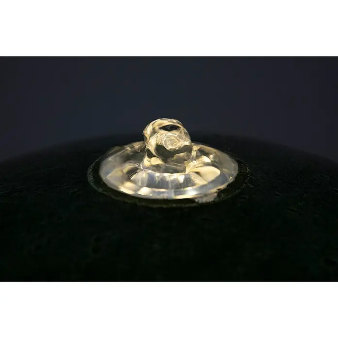 Dobar Standbrunnen Apollon + LED & Solar-Panel - L x B x H: 30 x 30 x 78,5 cm - Nahaufnahme einer hellen LED-Leuchte mit reflektierendem Licht, eingebettet in eine dunkle Oberfläche.