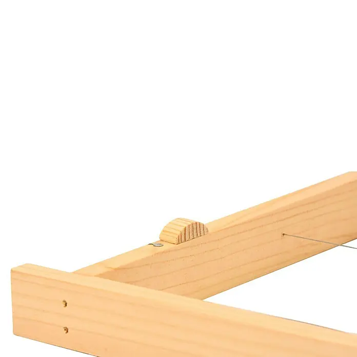 Dobar Holzrahmen Einraumbeute - L x B x H: 33 x 3,3 x 45 cm, Natur - Nahaufnahme eines hölzernen Webstuhls mit verstellbarem Knebel und Draht, der ein präzises und vielseitiges Weben ermöglicht.