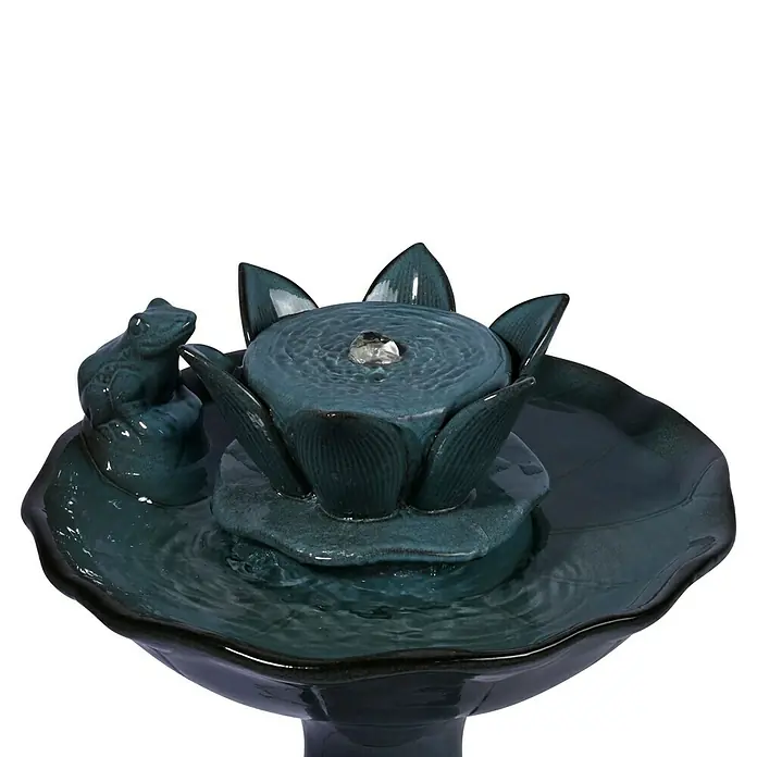 Dobar Gartenbrunnen Helena + Solar-Panel - 39 x 39 x 64 cm, Keramik - Nahaufnahme eines keramischen Zimmerbrunnens in Form einer Lotusblume mit Froschfigur, der eine ruhige Atmosphäre in Innenräumen schafft.