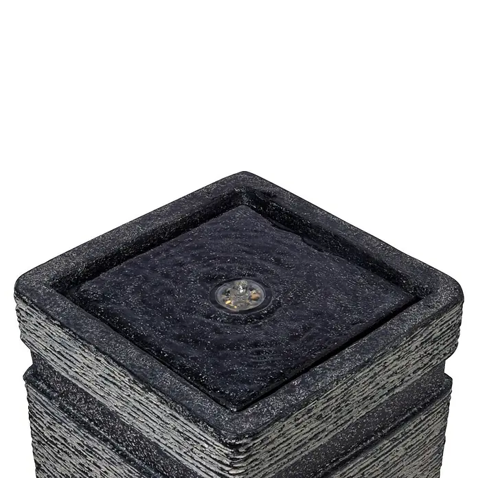 Dobar Gartenbrunnen Hera LED + Solar-Panel - 25 x 25 x 40 cm, Sonstiges - Nahaufnahme eines stilvollen Wasserbrunnens mit subtiler Beleuchtung, der eine beruhigende Atmosphäre schafft.