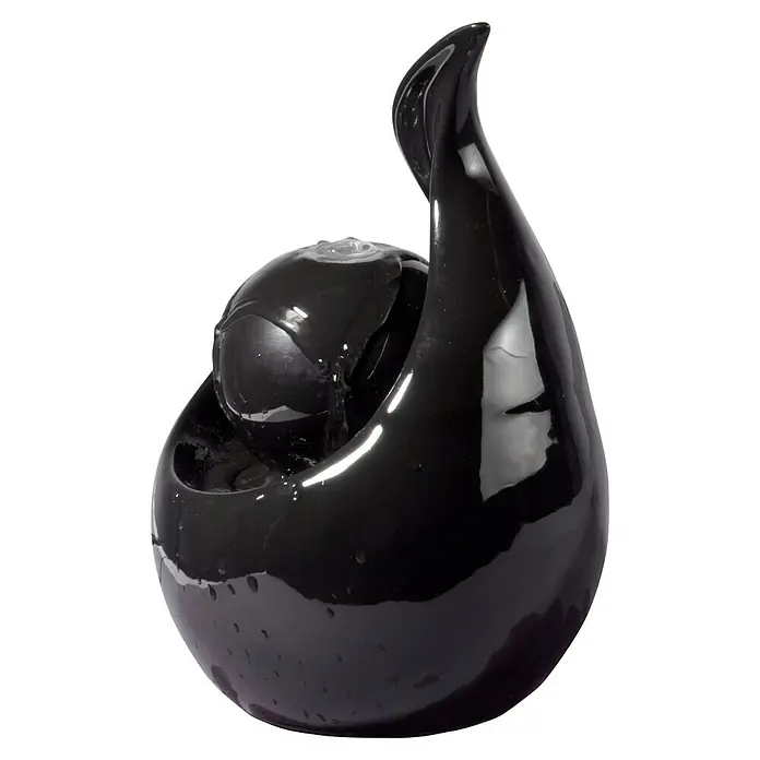 Dobar Zimmerbrunnen Keramik - 16,5 x 14,5 x 23 cm, Keramik - Nahaufnahme einer stilvollen, schwarzen Zimmerbrunnen-Dekoration, die Eleganz und Ruhe in jeden Raum bringt.