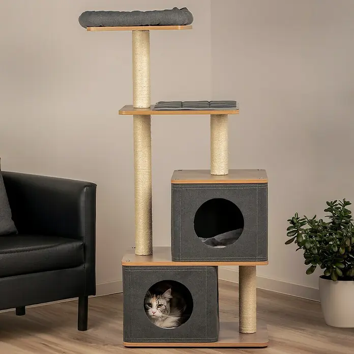 Dobar Kratzbaum Hannah - 58 x 38 x 133 cm - Katzenkratzbaum mit mehreren Ebenen und Katzenhausern, auf dem eine Katze sitzt.