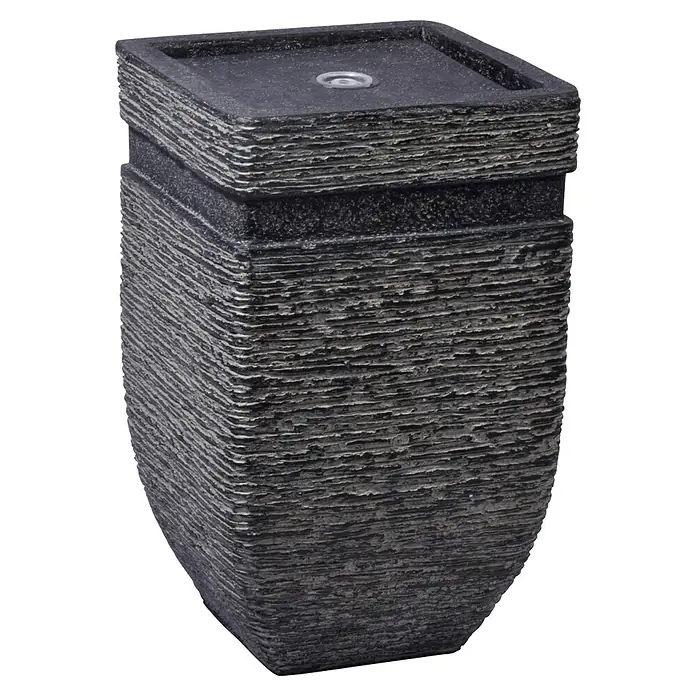 Dobar Standbrunnen Hera LED + Solar-Panel - 25 x 25 x 40 cm - Nahaufnahme eines dekorativen, dunklen Brunnens mit gestapeltem Design und Wasserstrahl.