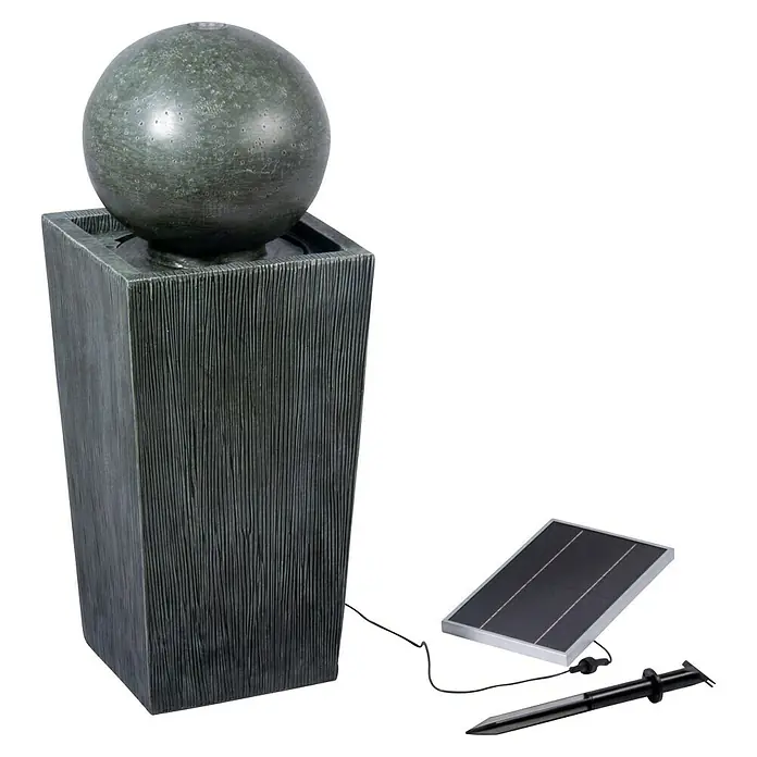 Dobar Standbrunnen Apollon + LED & Solar-Panel - L x B x H: 30 x 30 x 78,5 cm - Eine dekorative Solarbrunnenkugel auf einem quadratischen Sockel mit Holzstruktur und einem Solarpanel daneben.