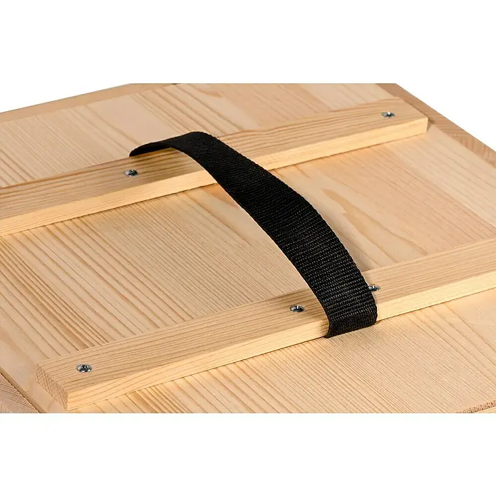 Dobar Transportbox für Honigwaben - 36,5 x 39,5 x 51 cm, Holz, Natur - Nahaufnahme des Holzdeckels einer Kiste mit einem schwarzen Tragegurt. Der Deckel ist hell und weist eine schöne Holzmaserung auf.