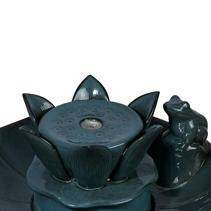 Dobar Gartenbrunnen Helena + Solar-Panel - 39 x 39 x 64 cm, Keramik - Detailaufnahme eines blauen Lotusbrunnen mit einer Froschfigur. Die glänzende Oberfläche betont die feinen Details.