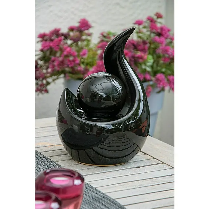 Dobar Zimmerbrunnen Keramik - 16,5 x 14,5 x 23 cm, Keramik - Elegante Zimmerbrunnen mit Kugelaufsatz und geschwungenem Design. Die schwarze Farbe verleiht ihm eine moderne Note, ideal für Wohnräume.