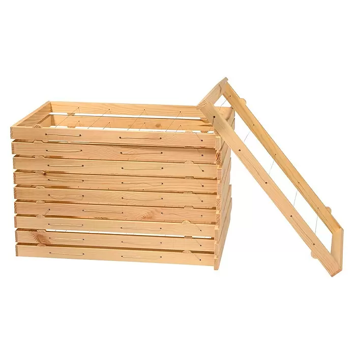 Dobar Holzrahmen Einraumbeute - L x B x H: 33 x 3,3 x 45 cm, Natur - Gestapelte Holz-Bienenrahmen mit Drähten und ein lehnender Rahmen.