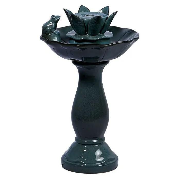 Dobar Gartenbrunnen Helena + Solar-Panel - 39 x 39 x 64 cm, Keramik - Dekorative grüne Keramik-Gartenbrunnen mit Lotusblüten-Design und Froschfigur, ideal für entspannende Momente im Freien.