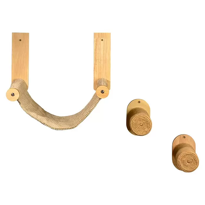 Dobar Kratzmöbel - 46,5 x 33 x 7,5 cm, Holz, Natur - Wandmontierte Katzenmöbel: ein Hängematten-Kratzbrett mit hellen Holzstützen und gewebtem Material sowie zwei runde Seilkratzer.