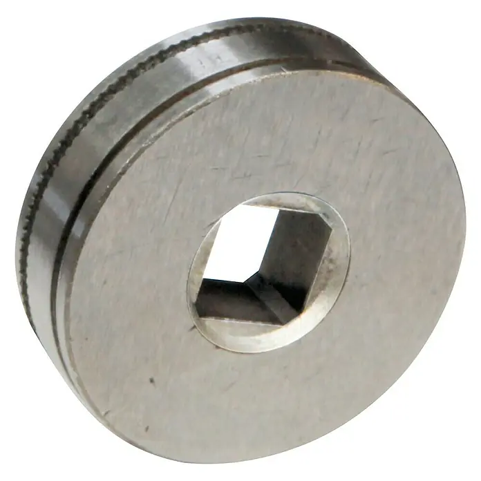 Gys Drahtvorschubrolle - Passend für: Schweißdraht mit Ø 0,8 - 1 mm - Nahaufnahme einer silberfarbenen Metallscheibe mit einer gerändelten Kante und einer quadratischen Öffnung in der Mitte.