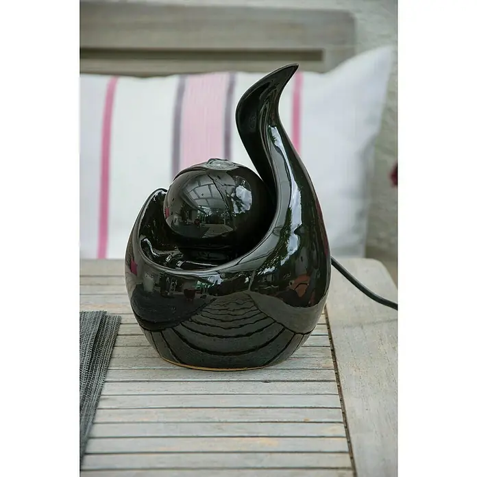 Dobar Zimmerbrunnen Keramik - 16,5 x 14,5 x 23 cm, Keramik - Dekorative Zimmerbrunnen mit elegantem Design, der eine entspannende Atmosphäre schafft. Der Brunnen ist aus glänzendem Material gefertigt.