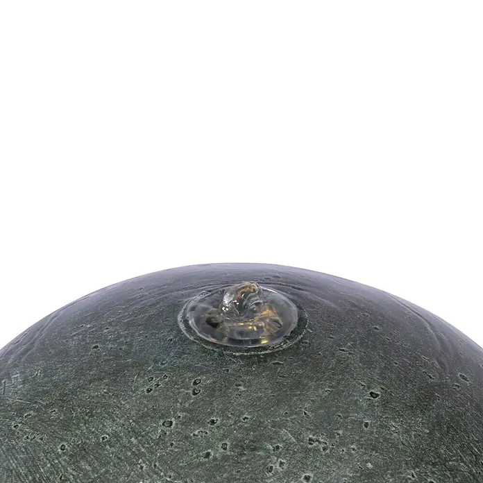 Dobar Standbrunnen Apollon + LED & Solar-Panel - L x B x H: 30 x 30 x 78,5 cm - Nahaufnahme eines Wasserbrunnens mit einer grauen Kugel und einer klaren Wasserkuppel, die für eine beruhigende Atmosphäre sorgt.