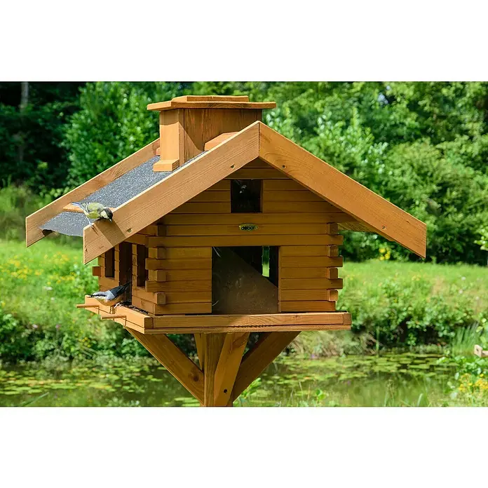 Dobar Vogelfutterhaus - 84 x 78 x 110 cm, Braun, Holz - Detailaufnahme eines dekorativen Holz-Vogelhauses mit zwei Vögeln auf dem Dach und an der Futterstelle, vor grünem Hintergrund.