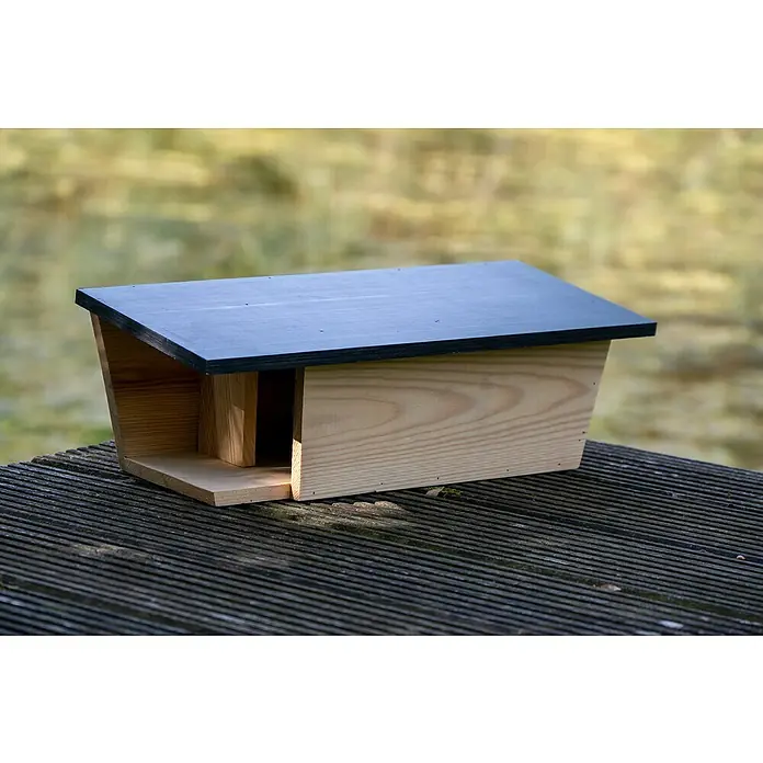 Dobar Nistkasten - 45 x 18 x 15 cm, Natur/ Dunkelbraun, Holz - Nahaufnahme eines hölzernen Fledermauskastens mit schwarzem Dach auf einem Holztisch im Freien, ideal als Unterschlupf für Fledermäuse.