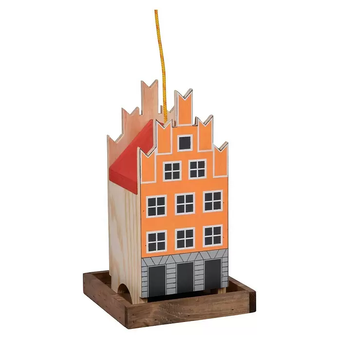 Dobar Vogelfutterhaus - 19 x 19 x 30 cm, Natur/ Orange, Holz - Vogelhäuschen aus Holz in Hausform mit oranger Fassade, rotem Dach und gelbem Aufhängeband auf einem Holztablett.