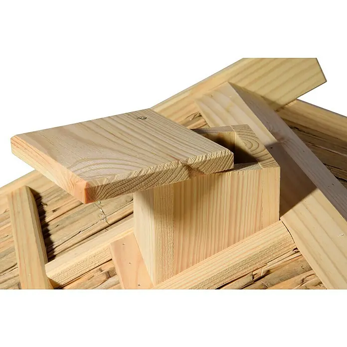 Dobar Vogelhaus Trollanes - 50 x 43 x 29 cm, Holz, Natur - Nahaufnahme eines unfertigen Holzvogelhauses mit einem unlackierten Holzdach und einer stabilen Holzbasis auf einem Untergrund aus Ästen.