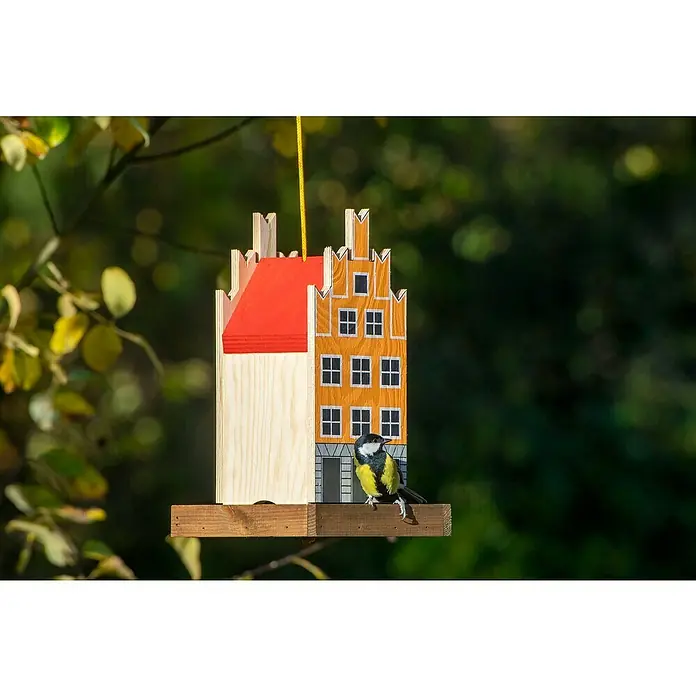 Dobar Vogelfutterhaus - 19 x 19 x 30 cm, Natur/ Orange, Holz - Häuschenförmiges Vogelhaus mit einem gelben Meisenvogel, der auf der Plattform sitzt. Das Vogelhaus hat ein rotes Dach und Fenster.