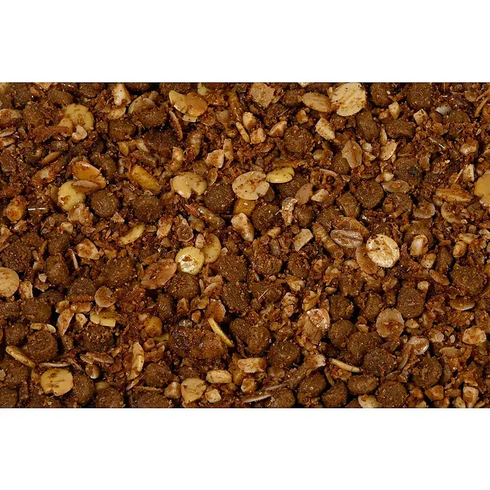 Dobar Igelfutter -  - Nahaufnahme von Trockenfutter für Haustiere, bestehend aus kleinen braunen Pellets und hellen, flockenartigen Stücken.