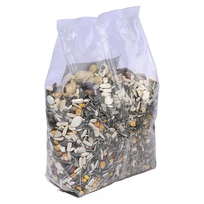 Dobar Eichhörnchenfutter -  - Transparenter Plastikbeutel gefüllt mit verschiedenen Vogelsamen und Nüssen, bereit zum Füttern.