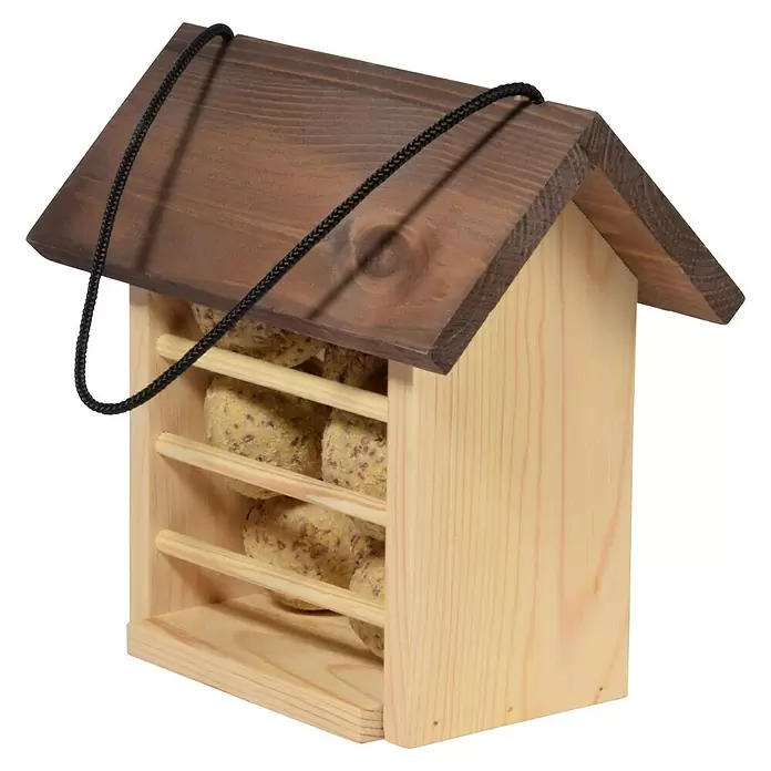 Dobar Meisenknödelhalter - L x B x H: 22 x 14 x 21 cm - Hölzerner Vogelhäuschen mit dunklem Dach und schwarzer Kordel, gefüllt mit Vogelfutter-Meisenknödeln.
