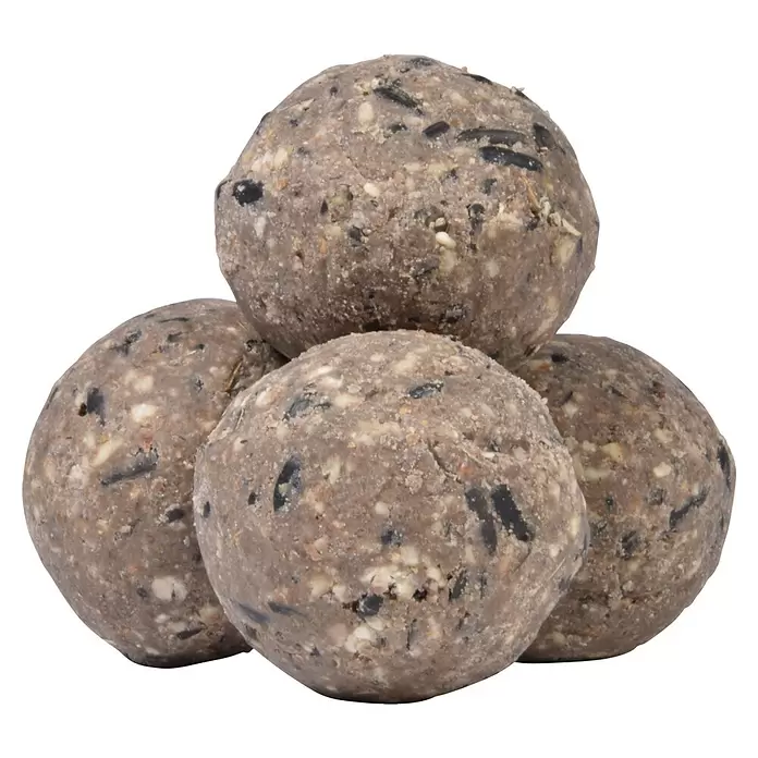 Dobar Meisenknödel - 8 kg, 100 Stk. - Vier runde Meisenknödel, graubraun mit sichtbaren Samen, pyramidenförmig gestapelt.