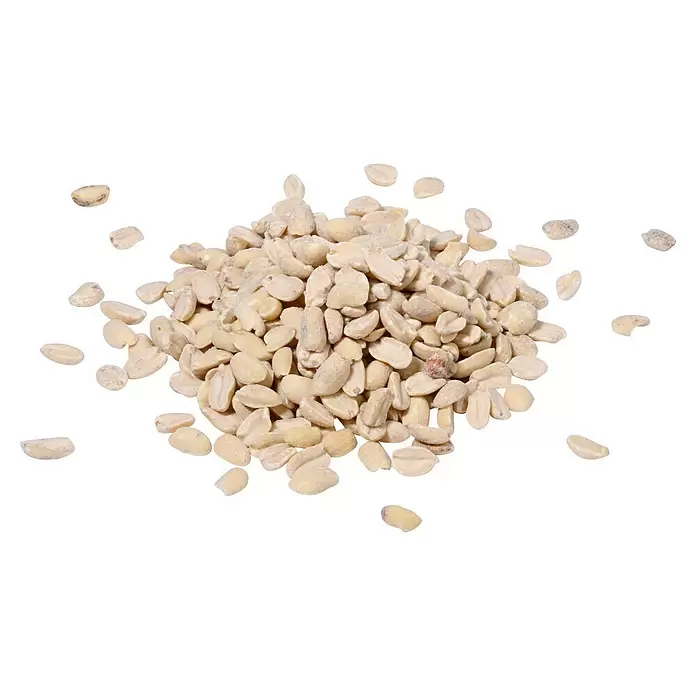 Dobar Wildvogelfutter Erdnusskerne - 7 kg - Ein Haufen geschälter, leicht gesalzener Erdnüsse, einige verstreut.