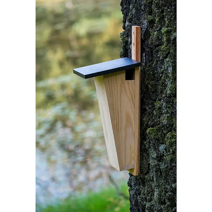 Dobar Nistkasten - Natur/ Dunkelbraun, Holz - Holzgefertigter Fledermauskasten mit schwarzem Dach, an einem Baum befestigt, ideal für Naturliebhaber und Tierfreunde, bietet einen sicheren Unterschlupf.