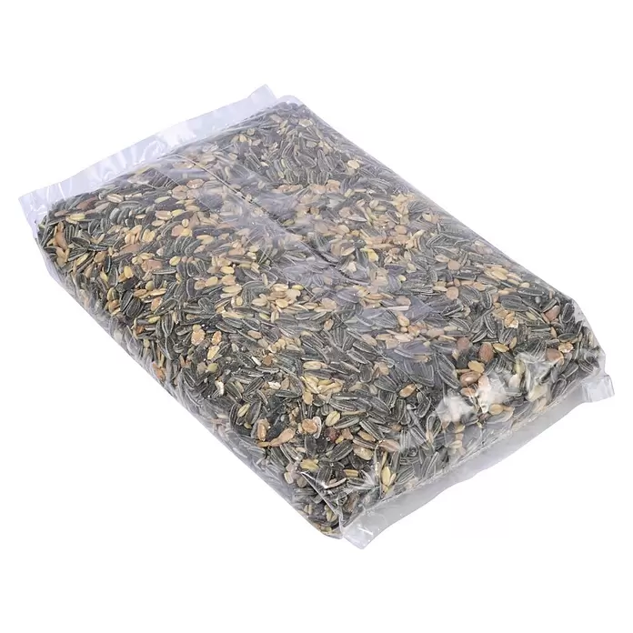 Dobar Wildvogelfutter Futtermix - 7 kg - Transparenter Plastikbeutel gefüllt mit einer Mischung aus Vogelsamen, darunter Sonnenblumenkerne und hellere Körner.