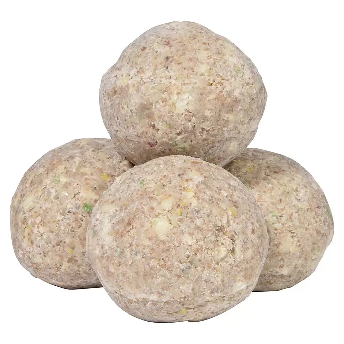 Dobar Meisenknödel - 4,5 kg, 50 Stk. - Vier gestapelte, texturierte beige Kugeln, ähneln Vogelfutter- oder Angelköderbällen.