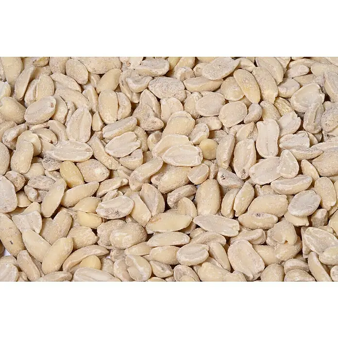 Dobar Wildvogelfutter Erdnusskerne - 7 kg - Nahaufnahme einer großen Menge geschälter, gesalzener Erdnüsse. Eine köstliche und knusprige Knabberei für jeden Anlass.