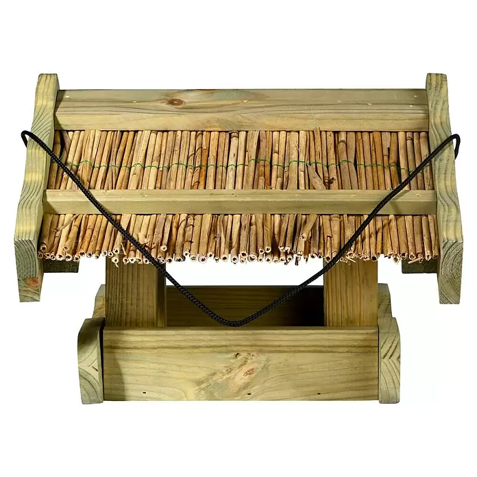 Dobar Vogelfutterhaus Saksun - 39 x 30 x 22 cm, Natur, Holz - Insektenhotel aus Holz mit einem Dach aus natürlichen Bambusröhrchen und einer schwarzen Aufhängeschnur.