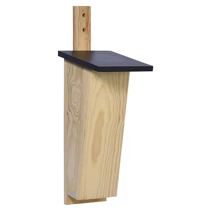 Dobar Nistkasten - Natur/ Dunkelbraun, Holz - Fledermaushaus aus hellem Holz mit dunklem, schrägem Dach und hinterer Montageleiste.